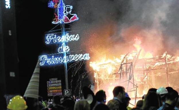 La Sardina ardió en su catafalco de 14 metros