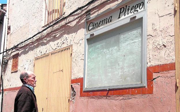 Los vecinos de Pliego exigen la reapertura del cine como nuevo auditorio municipal