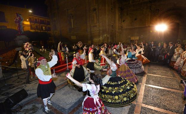 Auroros y grupos folclóricos cantan los mayos en Murcia