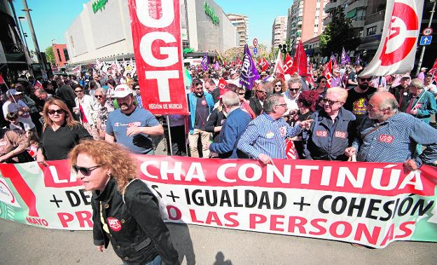 Los sindicatos elevan el tono de exigencia al Gobierno tras darle «una mochila de votos»