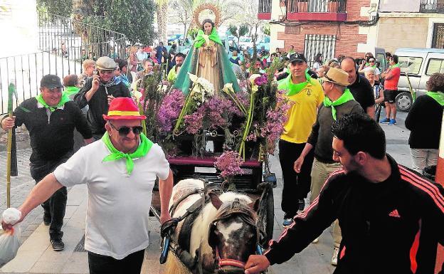 Un millar de vecinos de Albudeite acompañan a la Virgen del Monte a su ermita