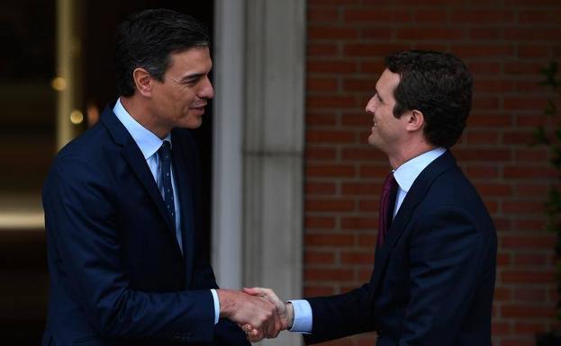 Casado alienta un pacto de Sánchez y Rivera para sacar adelante la investidura