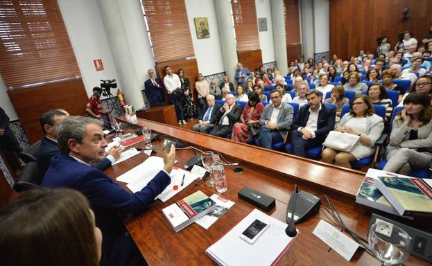 Zapatero defiende la exhumación de Franco y asegura no entender la polémica generada