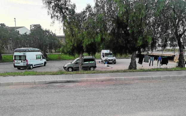 Vecinos de La Aljorra claman contra las acampadas ilegales en la rambla