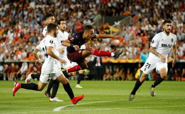 Un genial Aubameyang agua la fiesta en Mestalla