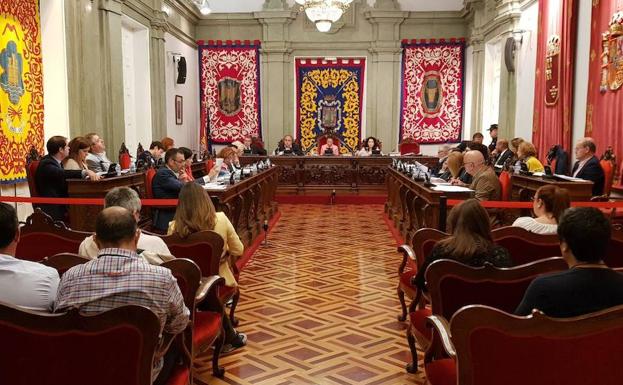 El Pleno de Cartagena pide la dimisión de López Miras por sus palabras sobre Hemodinámica