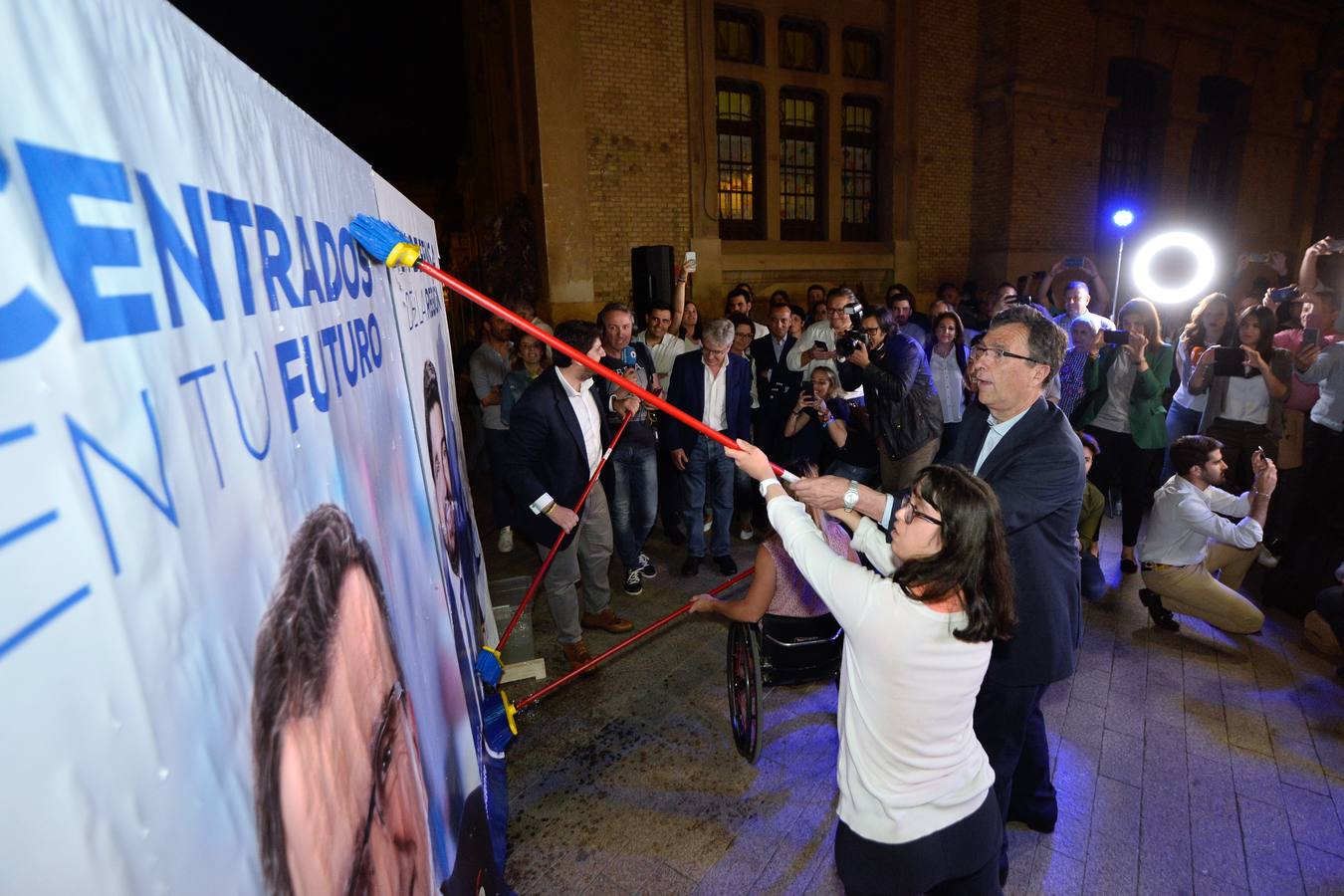 La campaña electoral arranca en la Región con la pegada de carteles