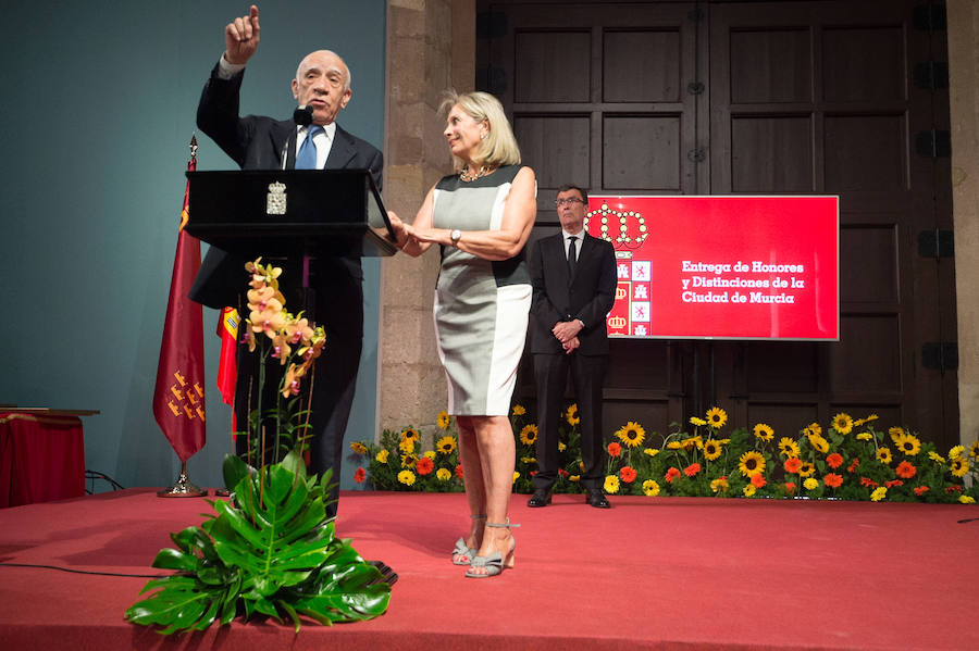 Acto de entrega de honores y distinciones por el Día de Murcia