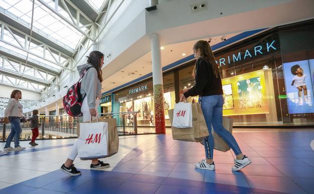 La moda de comprar la ropa en el supermercado