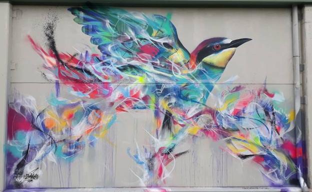 El artista L7Matrix termina su obra en el pabellón de Santa María de Gracia