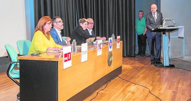 El debate de la oposición a Castejón confronta más proyectos que críticas