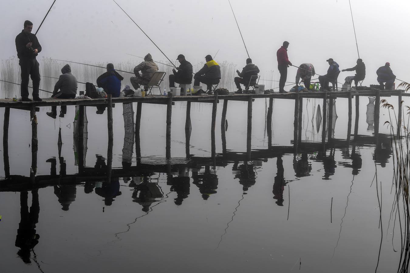 Pescadores en la niebla