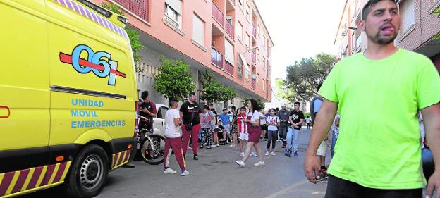 Un fuego en un edificio con okupas pone en riesgo a decenas de vecinos