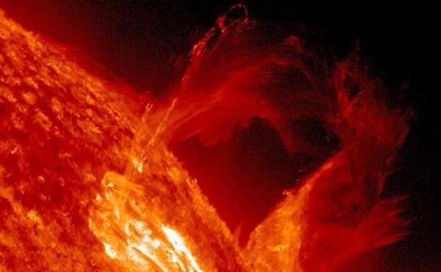 Alertan de una tormenta solar que podría llegar a la Tierra de forma inminente