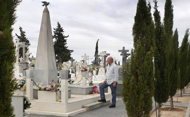 Álvarez-Castellanos: «O se toman medidas drásticas, o dentro de unos años no habrá nada en el Mar Menor»