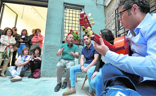 Curro Piñana lleva el flamenco a la exposición en Murcia de Marcos Salvador Romera