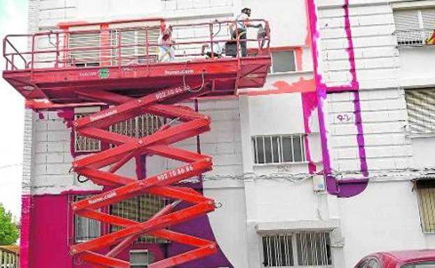 Boa Mistura pinta un mural en el barrio de La Paz