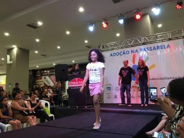 El vergonzoso desfile de niños en adopción