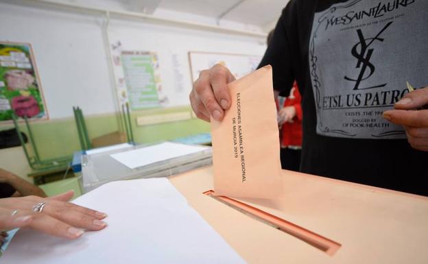 La participación a las 14 horas es similar a la de hace cuatro años