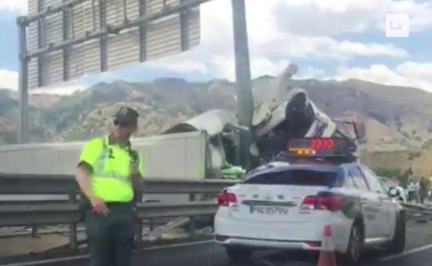 Un camión volcado en la A-7 provoca retenciones y un segundo accidente en Santomera