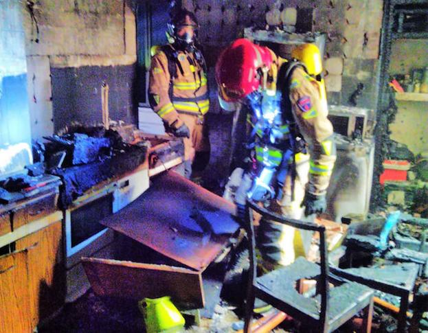 Cuatro intoxicados por inhalación de humo tras un incendio en una casa de Yecla
