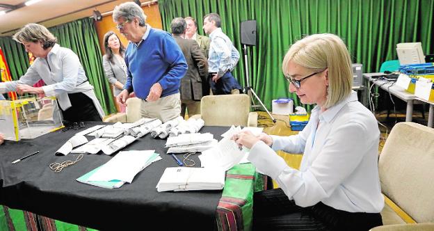 El recuento del voto emigrante puede apuntalar hoy la victoria de los socialistas