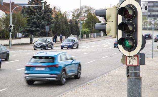 Un Automovil Esta Parado Ante Un Semaforo