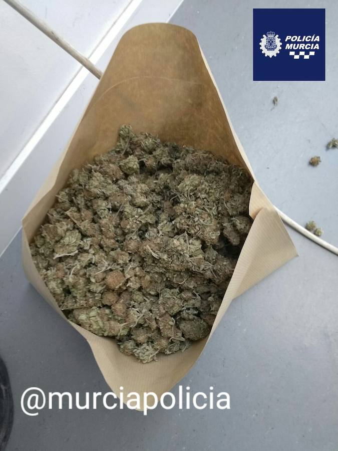 Arrestado un joven tras adelantar incorrectamente a un policía en La Alberca y descubrirse que llevaba marihuana en el coche