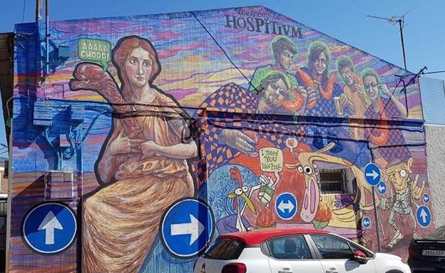 El padre Carpena protesta por el mural pintado en un polideportivo de Cartagena