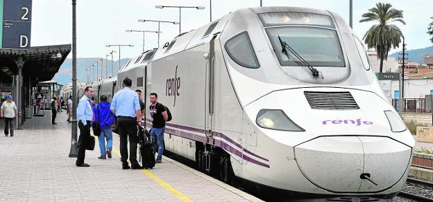 El tren híbrido presta servicio hasta ahora a 40 viajeros diarios de Cieza y Hellín