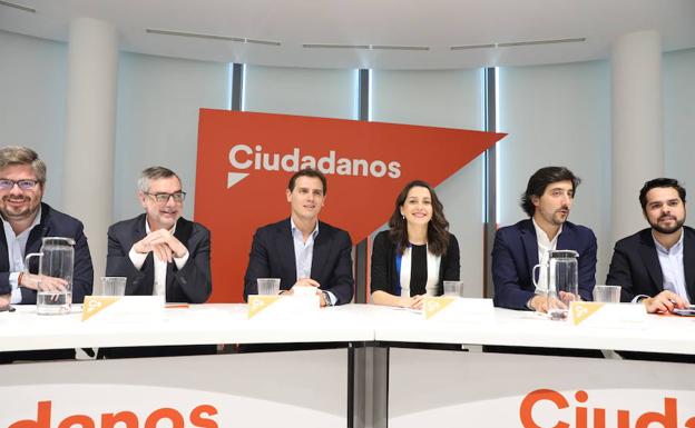 Ciudadanos afronta la encrucijada de volver al origen o dar la batalla en la derecha