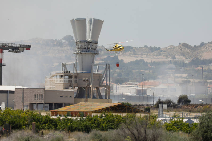 Arde un desguace en Sangonera la Seca, junto a la Base Aérea de Alcantarilla