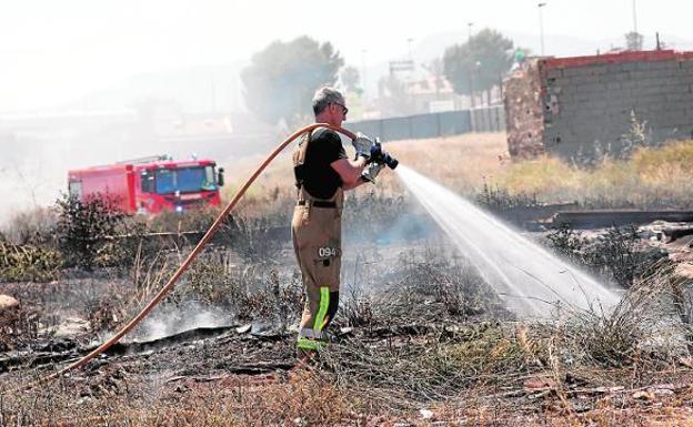 Arde un desguace en Sangonera la Seca, junto a la Base Aérea de Alcantarilla