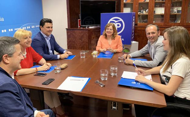 El PP confía al consejero Celdrán y los alcaldes de San Javier y San Pedro la búsqueda de pactos