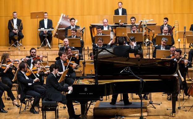 El pianista griego Destounis y la OSRM interpretan a Beethoven en el Víctor Villegas