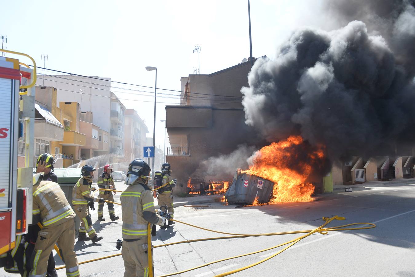 Arden unos contenedores en Los Garres