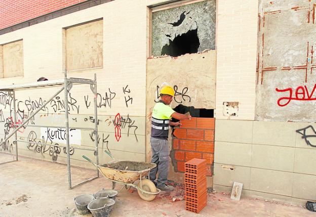 Urbanismo comienza a tapiar los edificios de okupas en La Flota