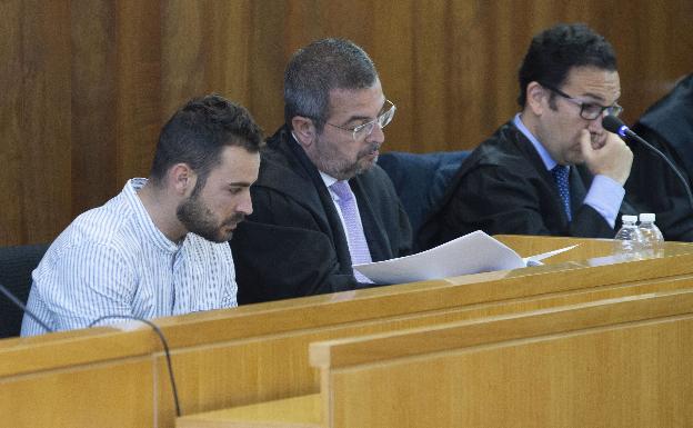 Ismael Blanco, con camisa a rayas, junto al abogado Fermín Guerrero, durante el juicio. /Antonio Gil / AGM