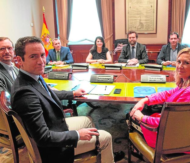 El PP explora hoy un pacto para apuntalar a Ballesta en la capital