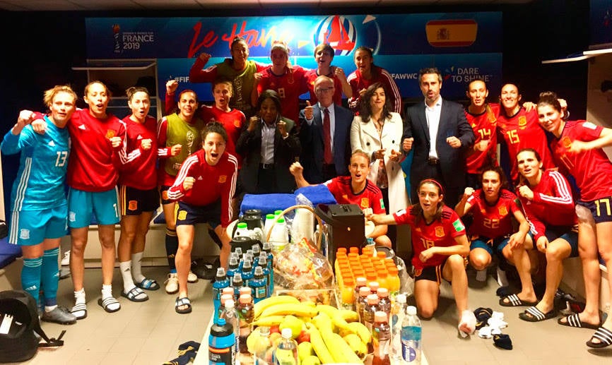 El ministro José Guirao 'se cuela' en la celebración de la selección