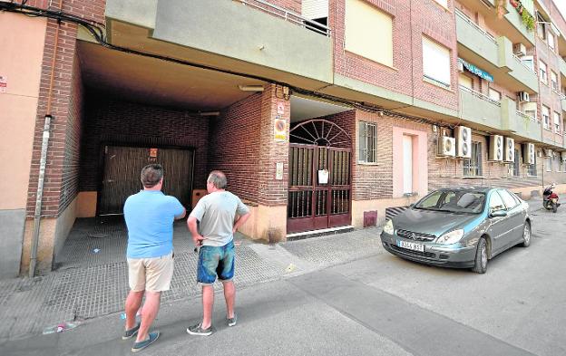 Los asaltos a garajes y la presencia de okupas desatan las quejas en Beniaján