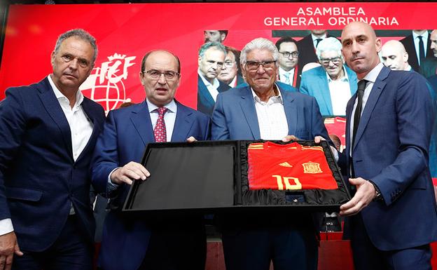 La Federación impulsará una Europa League en Sevilla como homenaje a Reyes y ve la Supercopa en Oriente Medio