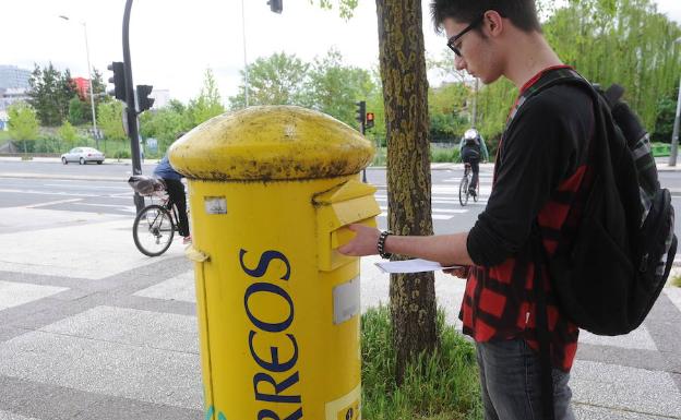 Correos debe reducir su tamaño, según la Autoridad Fiscal