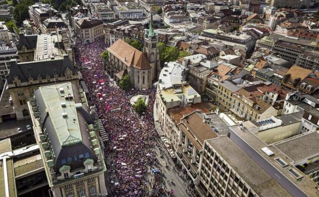 Las mujeres salen a la calle por la igualdad en Suiza