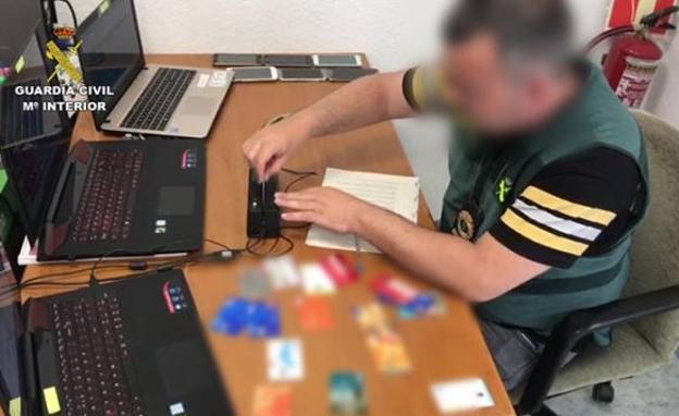 Una operación de la Guardia Civil desarticula una red de falsificación de tarjetas bancarias