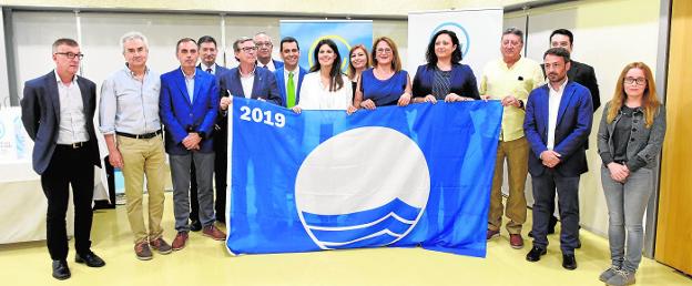 Una treintena de banderas azules ondearán este verano en la Región