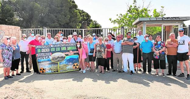 Protestas en Torreciega por el «peligro» en la parcela de Zinsa