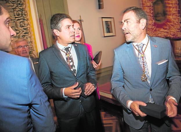 Del guiño a Segado a la irrupción de Franco y los vítores al exregidor