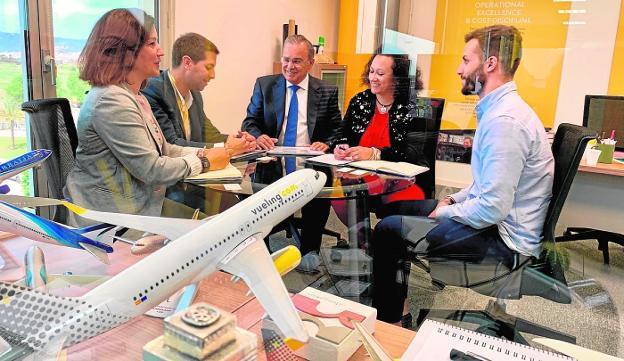 La Consejería negocia con Vueling la apertura de una ruta con Barcelona