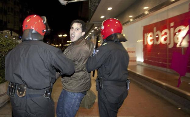 Trasladan a una cárcel de Zaragoza a un miembro de Segi que cumplía condena en Murcia